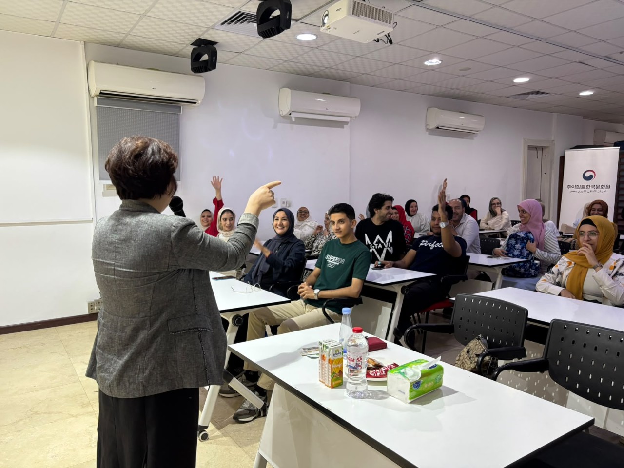المركز الثقافي الكوري في مصر ينظم بنجاح محاضرة خاصة حول الموجة الكورية واللغة العربية