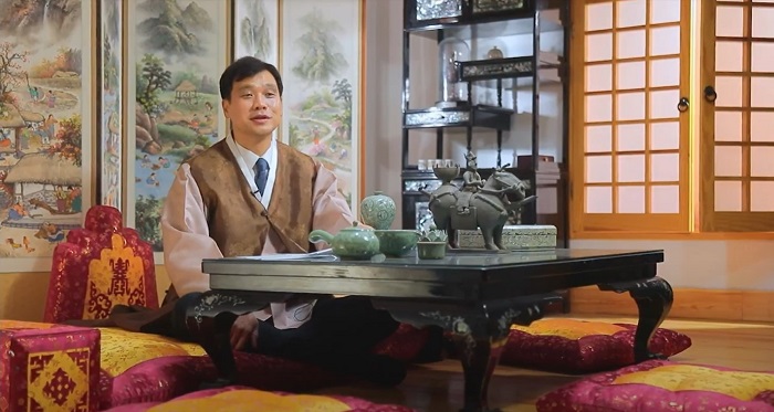 홍진욱 대사가 유튜브를 통해 추석 인사를 전하는 모습