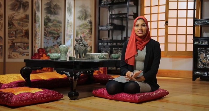 한국문화원 현지인 직원 마나르씨가 한국의 추석문화를 소개하고 있다.