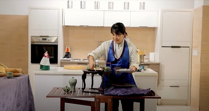 추지수 쉐프가 송편 만드는 법을 보여주고 있다.