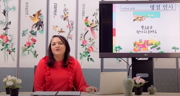 세종학당의 디나 선생님이 추석 인사말을 가르치는 모습